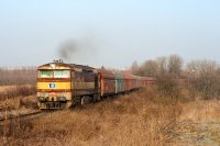 Na sklonku roku 2008 odv stroj 751.089 vyrovnvkov vlak do Nuic, kdy opout Odboku Jeneek. Mimo zbr mu na postrku asistuje 751.095.