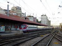 Odstaven jednotka 4009 v lisabonsk stanici Santa Apolnia.