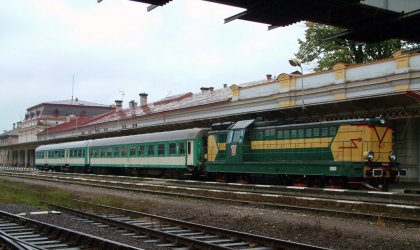 Osobn vlak do Wabrzychu je pipraven dne 13. z 2003 v Mezimst k odjezdu.