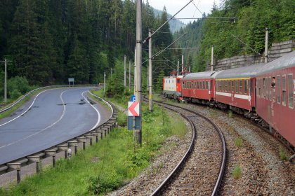 Serpentiny silnice i eleznice mezi stanicemi Valea Putnei a Pojorta.