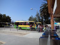 Nvazn autobusov doprava na metro ve stanici Limache.