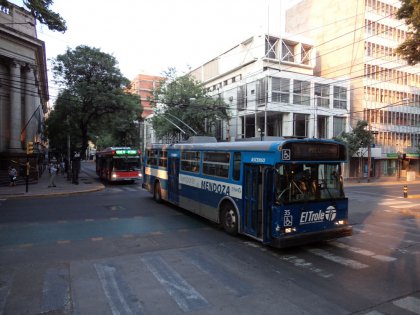 Provoz trolejbus v centru Mendozy.