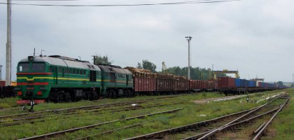 irokorozchodn nkladn vlak v Dorneti se strojem 2M62 UZ, kter z Ukrajiny pivezl po spltce normlnho a irokho rozchodu devo do zvodu Holzindustrie Schweighofer.
