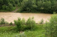 Dle nad Brodinou proti proudu eky Suceavy je tra velmi tce poniena nedvnmi povodnmi