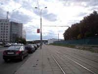 Dle za smykou Tallinskaja vede tra jet nkolik set metr do vozovny.