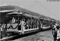 Zahjen provozu s elektrickmi tramvajemi v roce 1907 na konen El Valle. Zejm je spltka dvou rozchod.