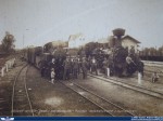 Historick fotografie zkorozchodnch vlak v Kocmyrzw; v pozad vpravn budova.