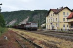 Vpravn budova s manipulanm vlakem 85112 z Dobe (a Davle), v ele s lokomotivou 751.223 D Cargo