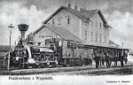 Stanice Wygnanka na dobov pohlednici z as existnece monarchie a OGLB. Ped budovou lokomotiva 46.08 rakouskch Sttnch drah (kkStB)