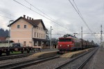 Prjezd nkladnho vlaku stanic, v ele s lokomotivou 363.030 Slovinskch eleznic