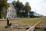 Vpravn budova na pohledu z kolejit, i s ekajcm vlakem smr Ternopol