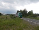 Jedna kamionov na zruenm pejezdu pobl pvodn stanice Sedlnice.