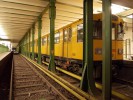 Odstaven vlak na vnitnch, v bnm provozu nepouvanch kolejch stanice Deutsche Oper