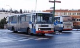 Bus odboil na Komenskho nmst, kde se setkal s Karosou ev. . 25, kter skonila na lince . 3