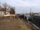 vlevo most severn (hostivask) dlkov koleje pes ul. V Korytech u budovy bv. mstnho dozoru