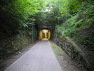 Zez ped vchodnm portlem tunelu