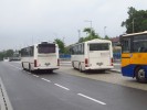 "Mj" autobus odjd (vlevo); vedle nj stoj (pek) na stanoviti . 2 jin bus NAD
