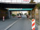 Vz 147 na lince 208 projd 13. 8. 2016 jako tet pod novm mostem pes Olomouckou ulici