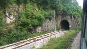 Mezi Doboj a Zenicou je obas jedna ze dvou kolej vedena tunelem z dvodu nedostaku msta u eky