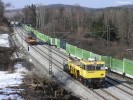 vibrtor (stabiliztor) VKL 402.1, Skanska DS, vzadu MVTV2-083 SDC, Mnichovice, 18.3.2010