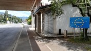 Pohled z Itlie do Slovinska u nkdejho hraninho pechodu, v pozad el. pejezd