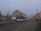 eleznin pejezd v Rokycanov ulici, kter za nm pokrauje jako Komenskho