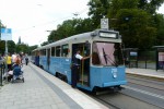 Historick tramvaj ped muzeem skupiny ABBA