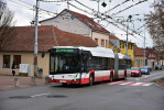 27Tr 3667 na kurzu 030 03. Vz se chyst zaboit vlevo z ulice Hlavn do ulice Branka. 