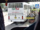 Bus NAD stoj v Okkch vpravo od pejezdu = siln omezen rozhled pro auta jedouc od ndra 