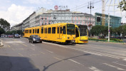 Setkn tramvaje (vpravo) a soupravy pro linku metra . 1 (vlevo)