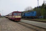 810 228-7  a v pozad  742 146-4 kter dokonila sestaven svho vlaku