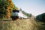 749.081 ve sp. vlaku z Chomutova ped Ostrovem, 17.10.2003