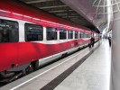 Railjet do Bregenzu na jedn ze 3 kolej (resp. u 1 ze 4 nstup. hran) st. Flughafen Wien