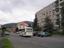 Autobus odjd ze zastvky Pravdova. V pozad mstn dominanta - vrch Svatobor.
