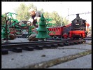 Plastov koleje, plastov les, plastov vlak ... a v pozad pln kovov parn lokomotiva