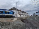 Vlaky Domalice - Plze u jezd po obou kolejch (v pozad zachoval budova Sokolovny)
