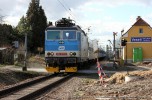 R 644 s lokomotivou 363 079-6 projizdi zastavku ve Veseli