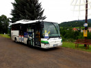 Autobus linky T32 kter zajiuje dopravu mezi ndram Zubrnice a mstem ښtk.