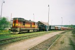 742.242 v soupravovm vlaku, s 310.072, z Chomutova do Plzn ve st. Horn Bza 4.5.2002