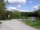 most v seku Nazdice - Steltov, vlevo odbouje ta provizorn objka po poli