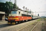 242.263 ze soupravou v st. Zdice, 8.8.2002