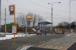 V poped autobusov zastvka smr Krmeln a v pozad vstupn tramvajov zastvka