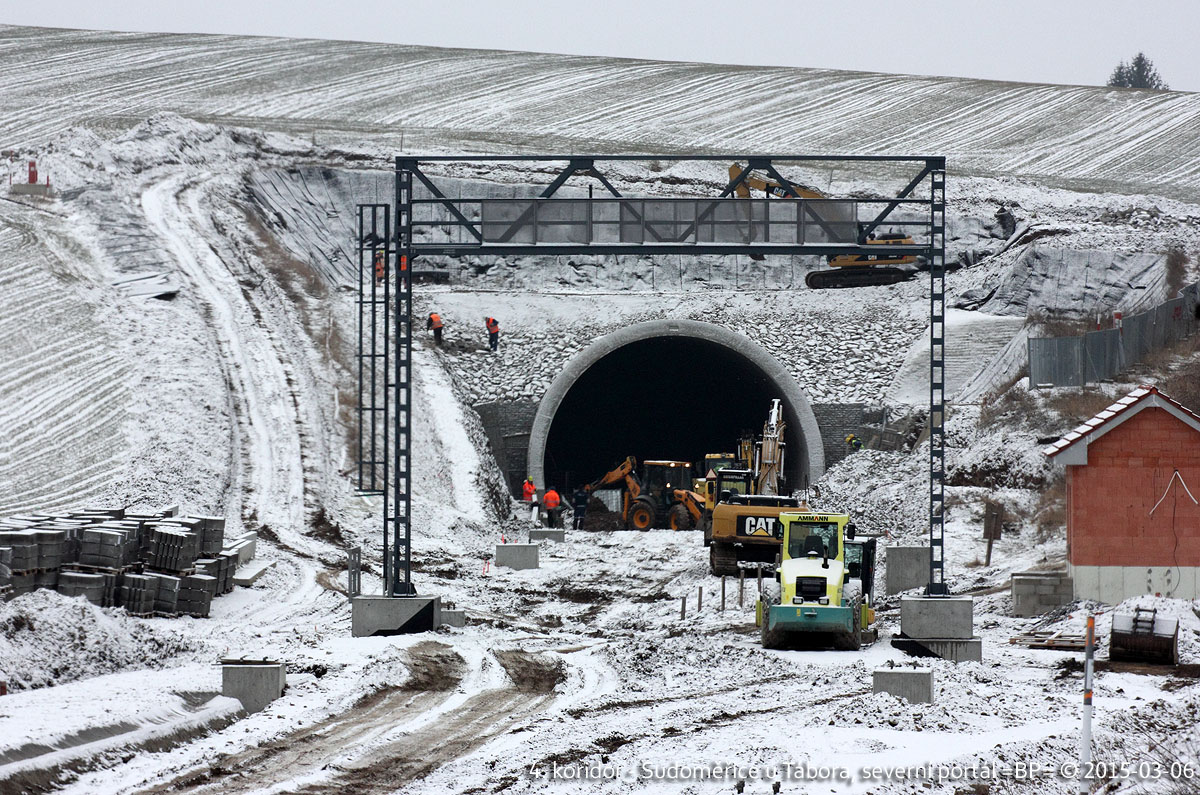 severn portl tunelu mezi stanicemi Chotoviny a Sudomice u Tbora