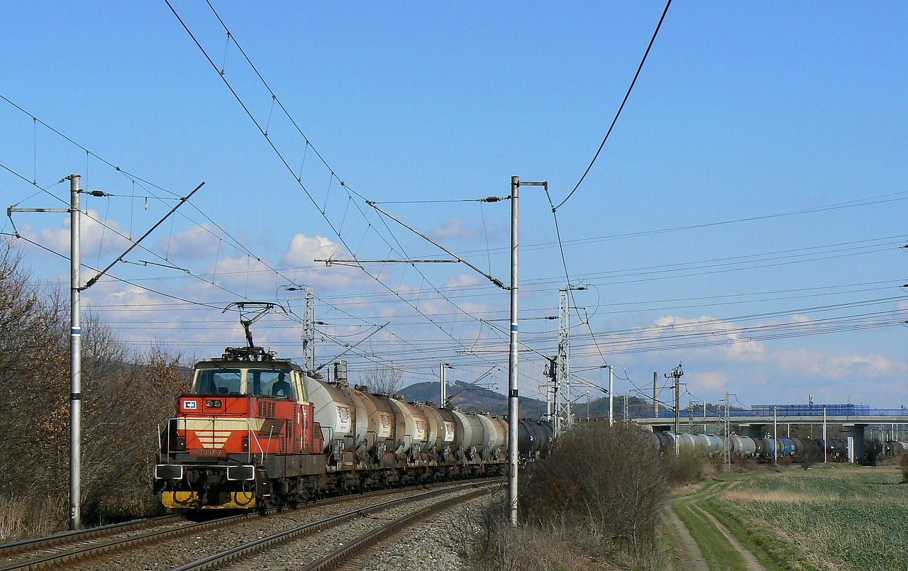 110.007 , Lhotka nad Bevou - vytahuje vozy z DEZY, 1.4.2010, foto:Vojtch Gek