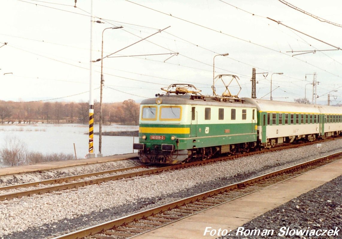 141 018, IC 142 HUTNK, Louky nad Ol zast. 12.11.1997