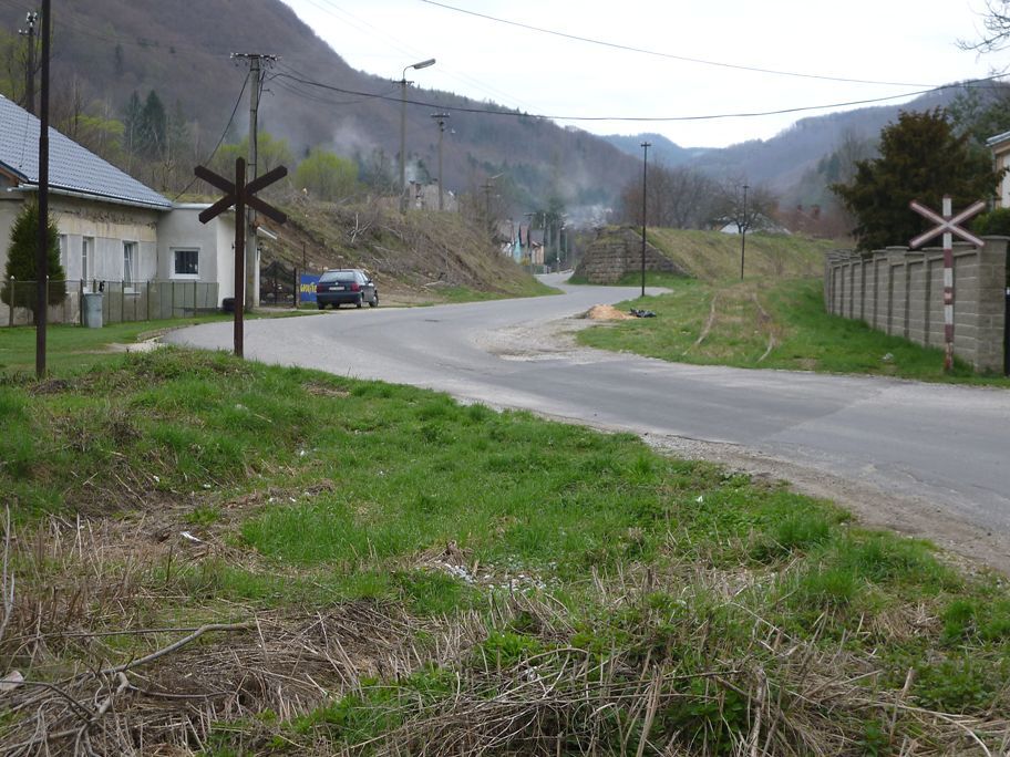 pejezd, pohled zpt i na opry mostu pv. trati