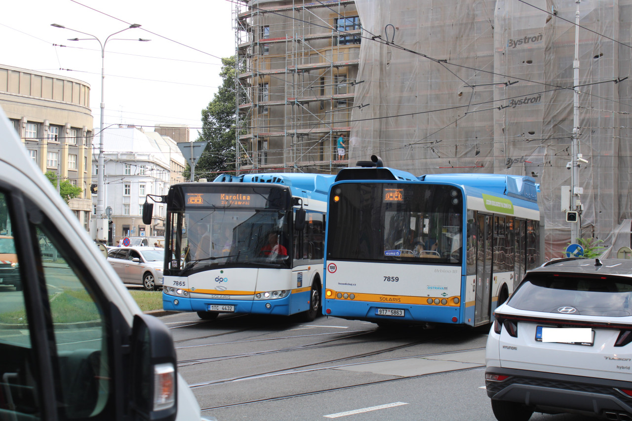 Vozidla 7859 a 7865 na spojch nhradn autobusov dopravy pod zaplachtovanou Ostravic