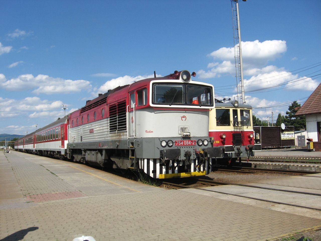 754.084 ZSSK ve spolenosti M 262.056 KC Doprava ve stanici Prievidza