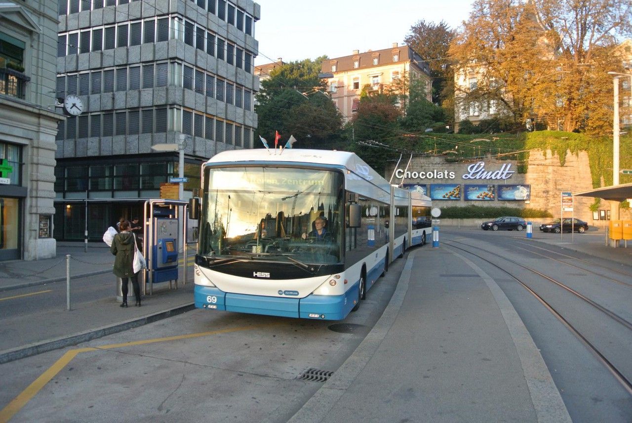 Nekvalitn fotografie dvoukloubovho trolejbusu