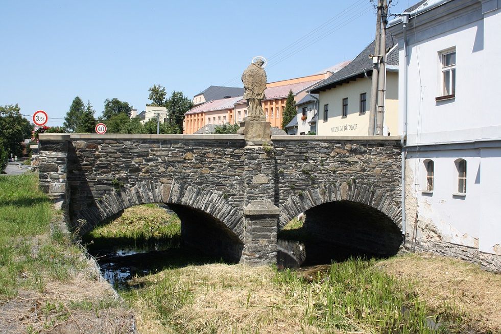 Kamenn most klenouc se nad ekou Budiovkou; vedle muzea